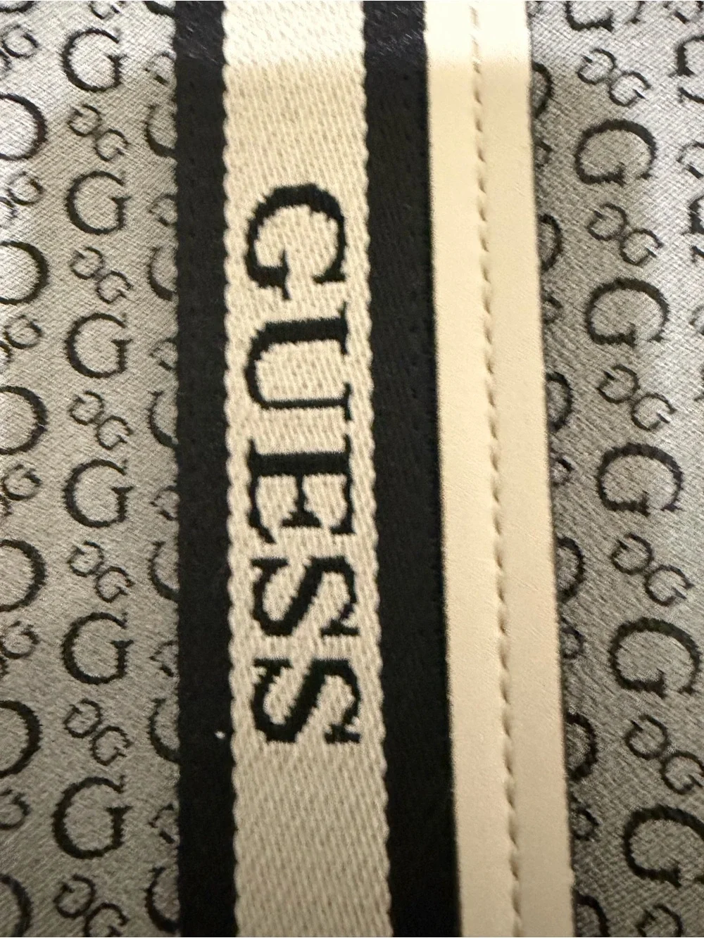 Guess tote repeating